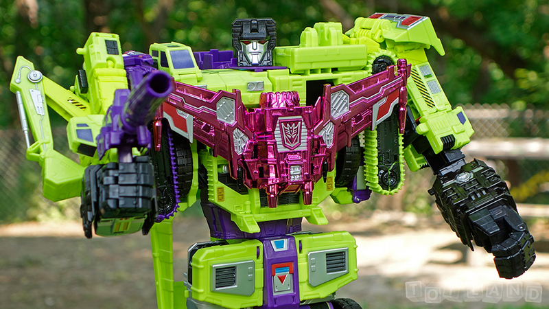 Illustration for article titled The Colossal New Transformers Devastator Is Better than the Original